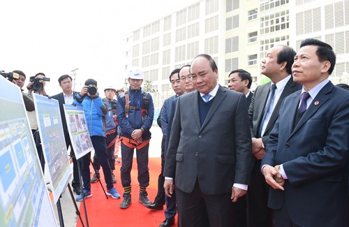 PM Nguyen Xuan Phuc visits Samsung Display Factory No 3 in the northern province of Bac Ninh. PM Nguyen Xuan Phuc visits Samsung Display Factory No 3 in the northern province of Bac Ninh.